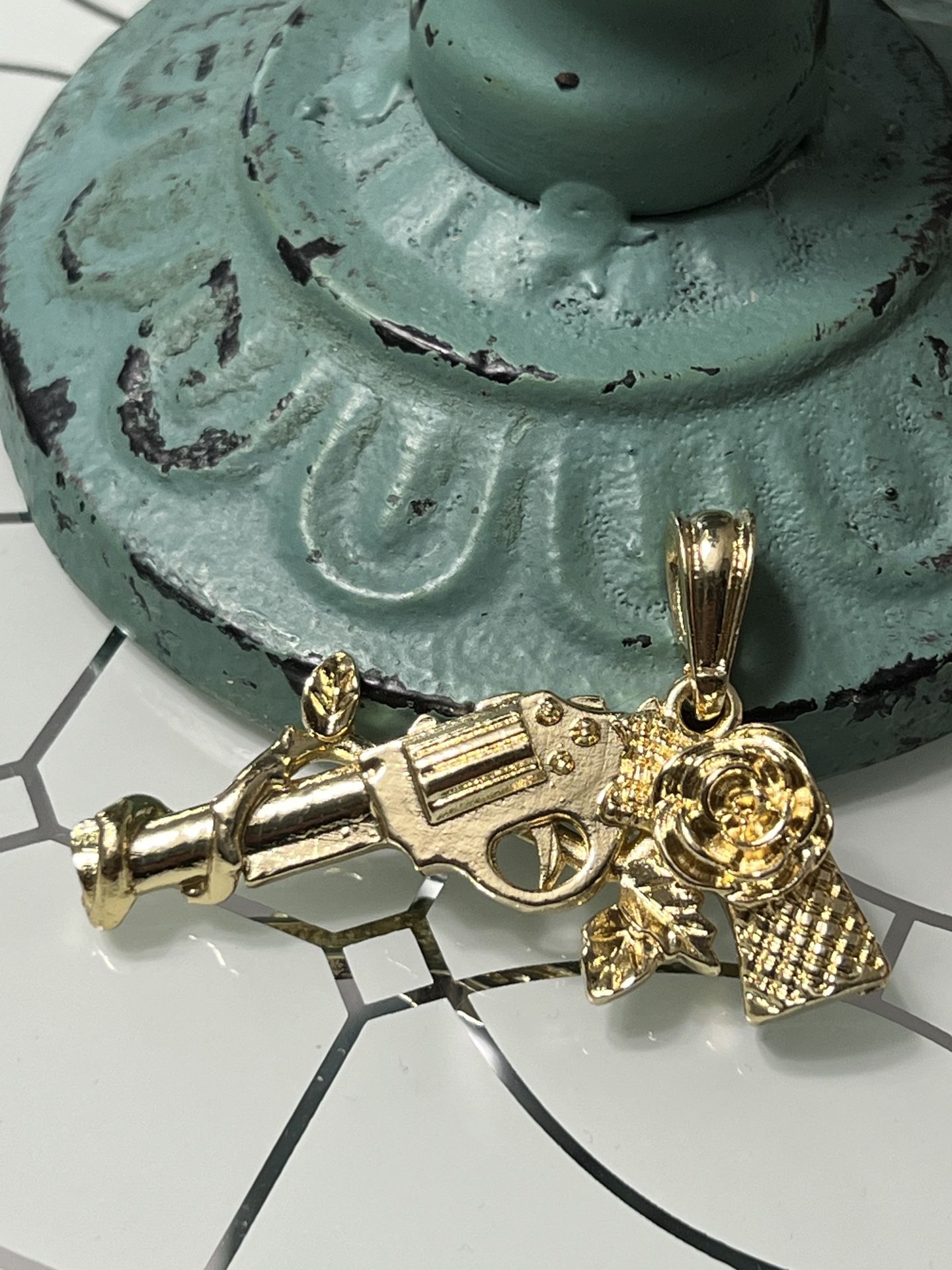 Beautiful Gun With Rose Gold Plated Pendant