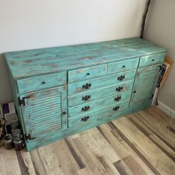 FOR SALE 🎉 Solid Wood Dresser 