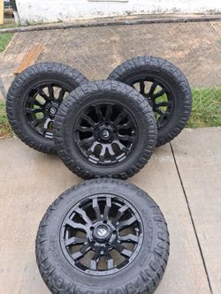 VENDO RINES FUEL PARA TOYOTA TUNDRA SIZE 18X9  5X150. TRAEN TUERCAS TANBIEN