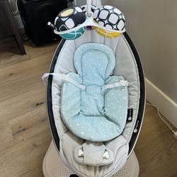 4 Moms mamaroo Swing and Newborn Insert (Excellent Condition - Hardly Used)