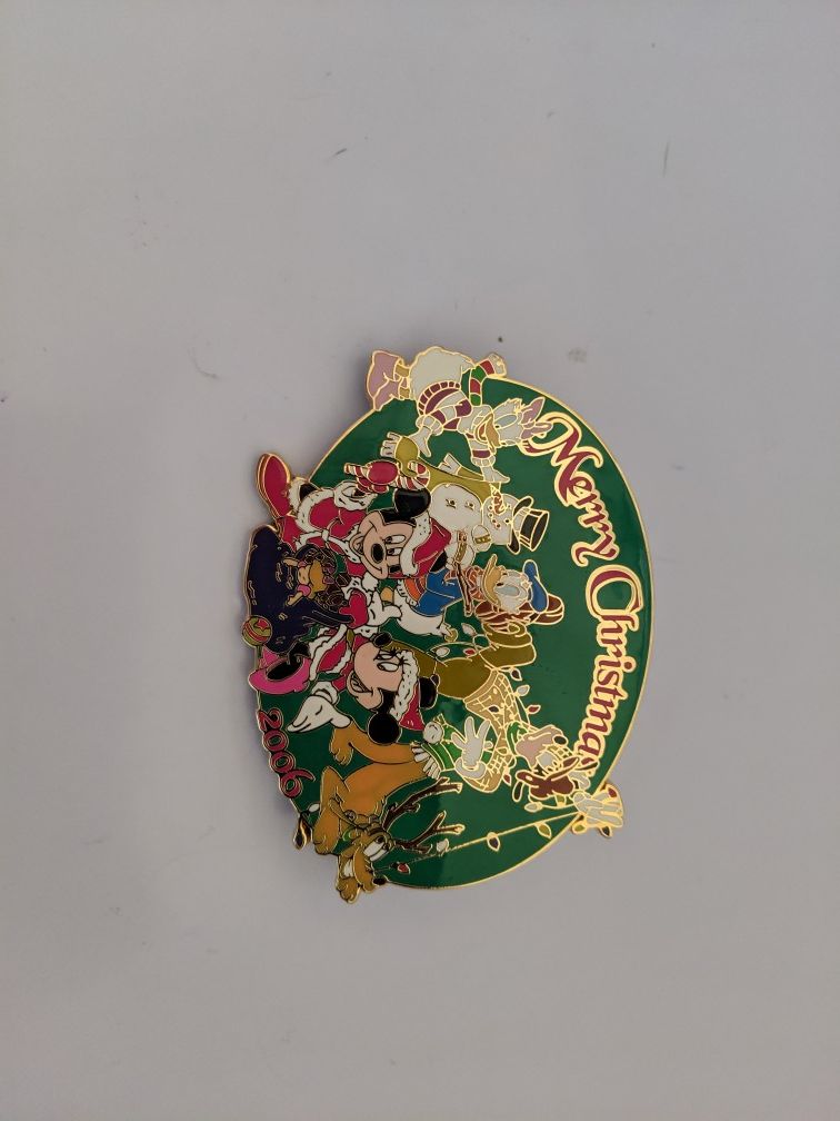 Jumbo Disney limited edition pin of 500 Merry Christmas 2006 with Mickey, Minnie, Goofy, Pluto, Donald and Daisy