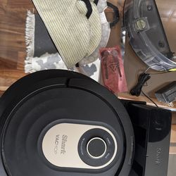 Shark AI Robot Vacuum & Mop, with Home Mapping, Perfect for Pets, Wifi, Works with Alexa, Black/Gold (AV2001WD)