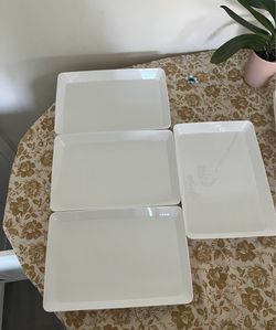 4 Plastic serving platters