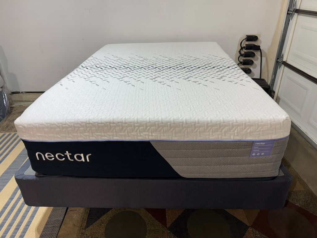 LIKE NEW! Nectar Luxe Hybrid Full Size Mattress - Delivery Available