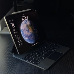 iPad Pro 12.9 (5th Gen - 256 GB) + Accessories