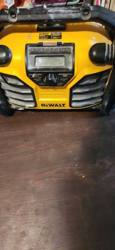 Dewalt Work Site Radio Works With Cord Or Battery