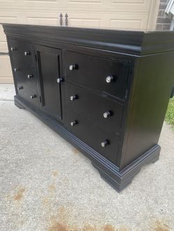 GORGEOUS BLACK DRESSER 