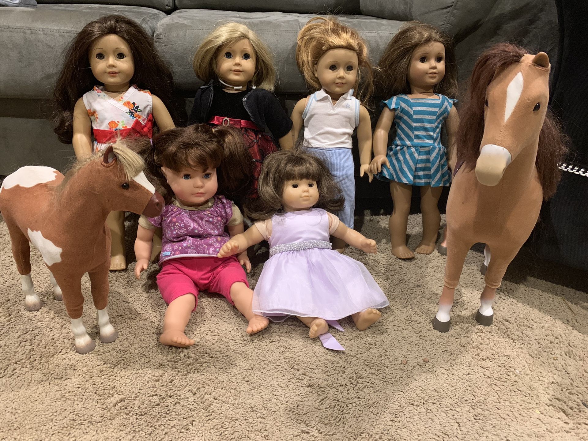 5 American Girl Dolls and a normal doll with extra clothes and 2 American Girl Horses