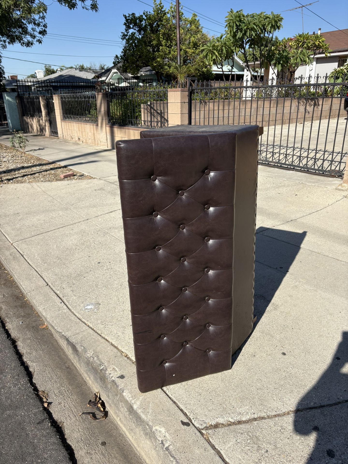 FREE/GRATIS: Storage Ottoman (Missing a Leg)