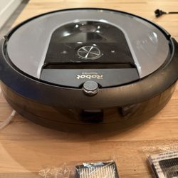 Roomba i8 (WiFi + Auto-emptying)