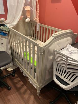 Pottery barn Blythe crib and toddler bed conversion kit in grey