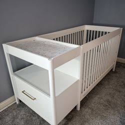 Full Size Convertible Crib With Changing the Table And mattresses 