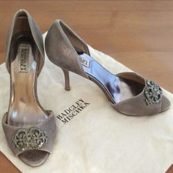 Badgley Mischka Suede Pump w/ Crystal Embellishments Size 9