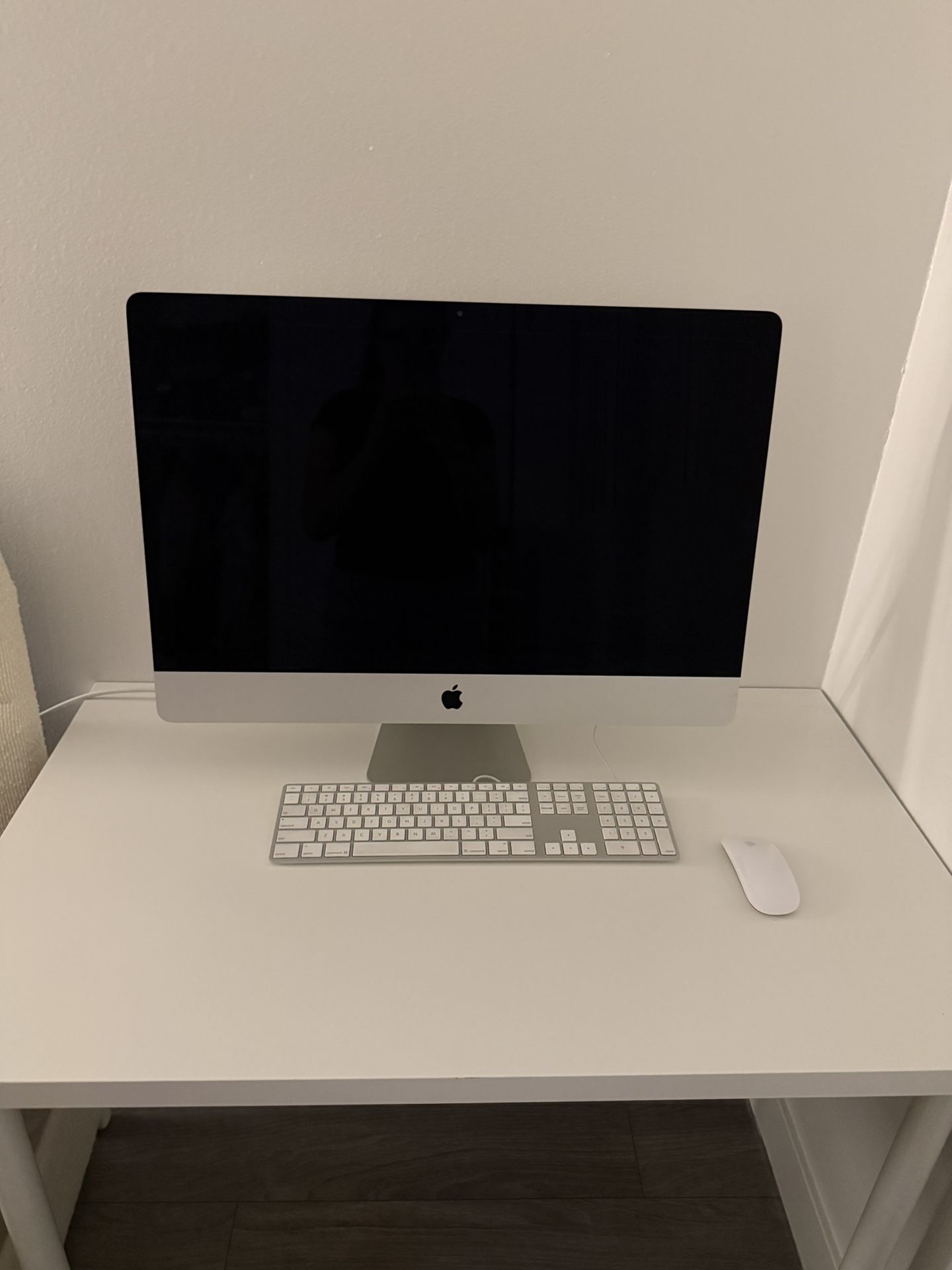 iMac 27” WITH KEYBOARD AND MOUSE