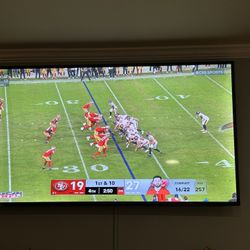 Vizio 70in V Class Smart Tv With Wall Mount 