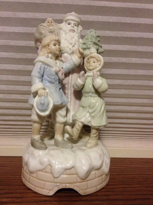 Christmas Music Box 8" tall - Plays "Santa Claus is Coming to Town"
