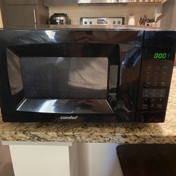 Comfee EM720CPL-PMB Countertop Microwave Oven with Sound On/Off, ECO Mode and Easy One-Touch Buttons