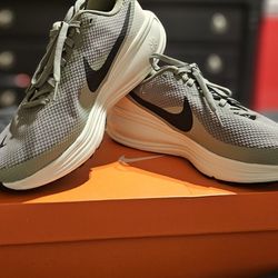 Brand New Nike Revolution 8 Unisex Men Size 9.5 Women Size  11