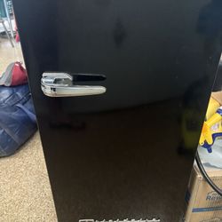 Frigidaire 3.2 Cubic Dorm Size Refrigerator 