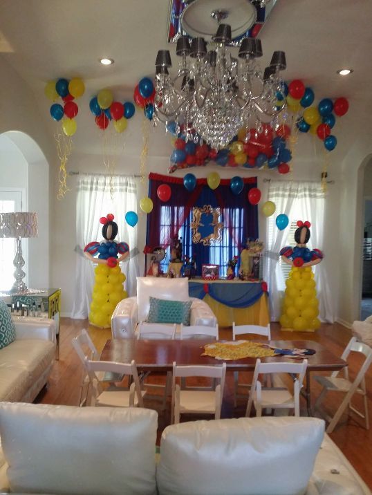 Snow white balloon arch