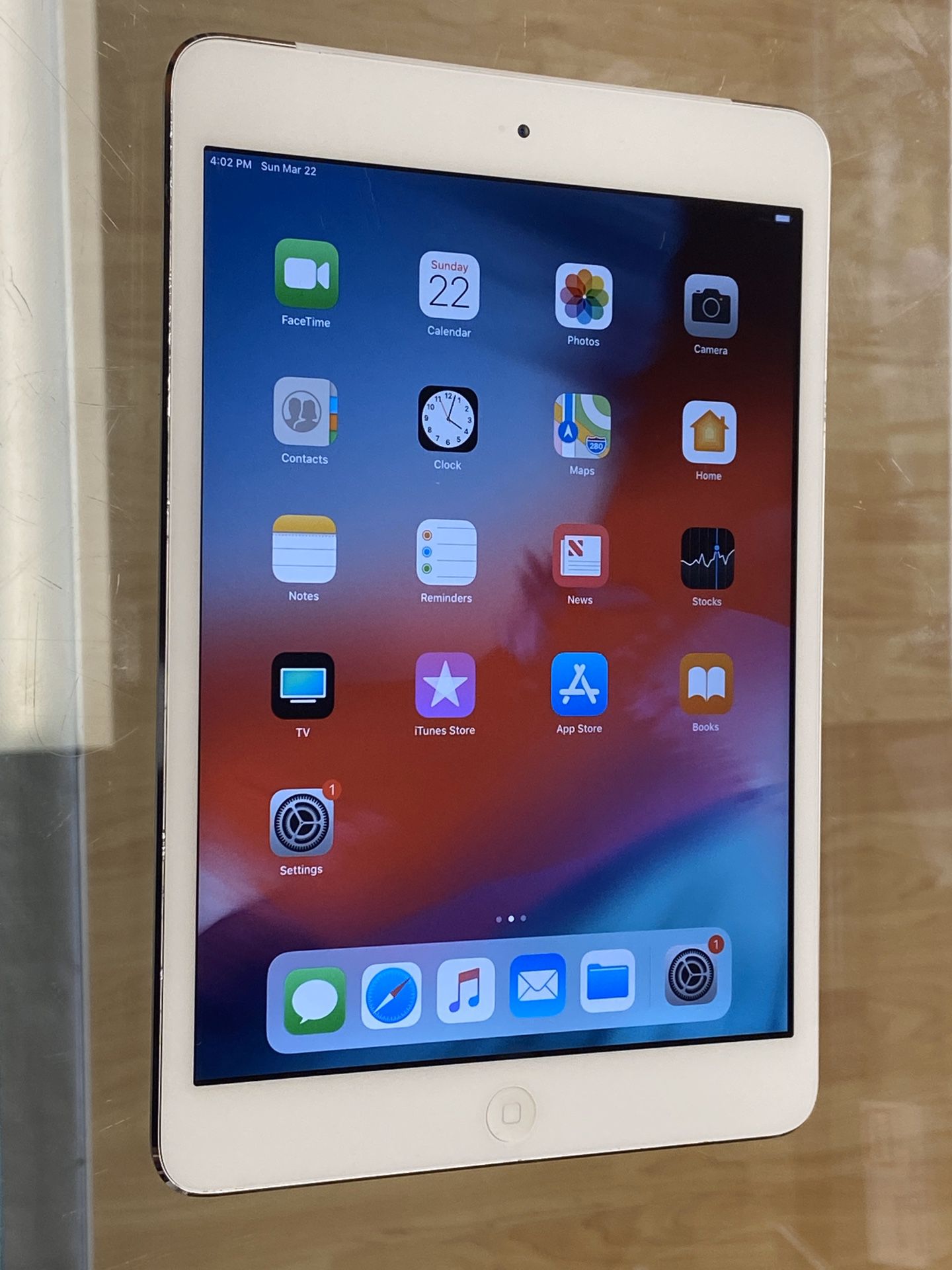 Unlocked Nice iPad Mini 2 Retina 64gb, White color. Cellular and WiFi. Excellent condition. Charger included. Very nice. Works perfect, everything wo