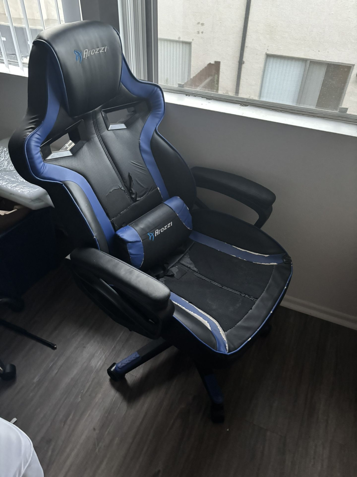 Arozzi (Blue) Gaming Chair On Wheels!
