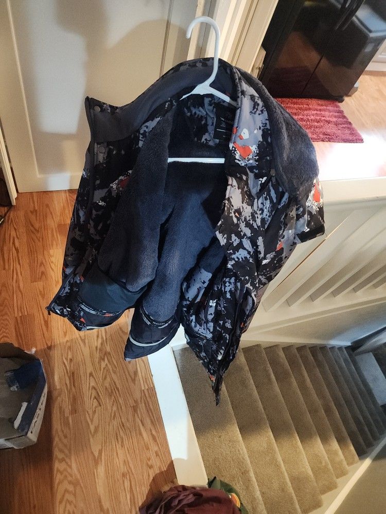 Like New 3xl Winter Spring Sunmer Coat Or Snowboarding
