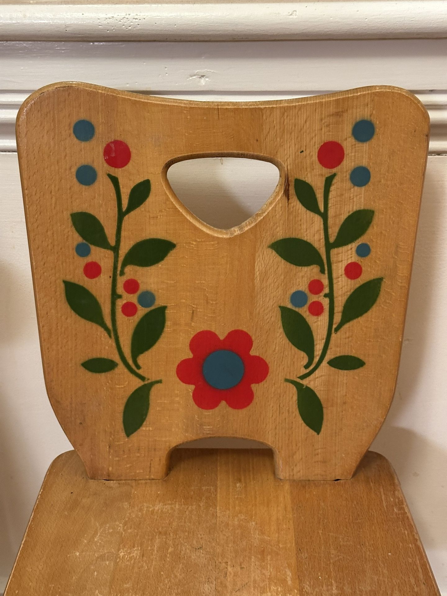 VINTAGE WOODEN CHILD CHAIR