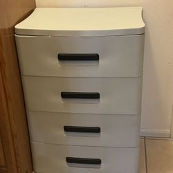 Dresser, Rubbermade type