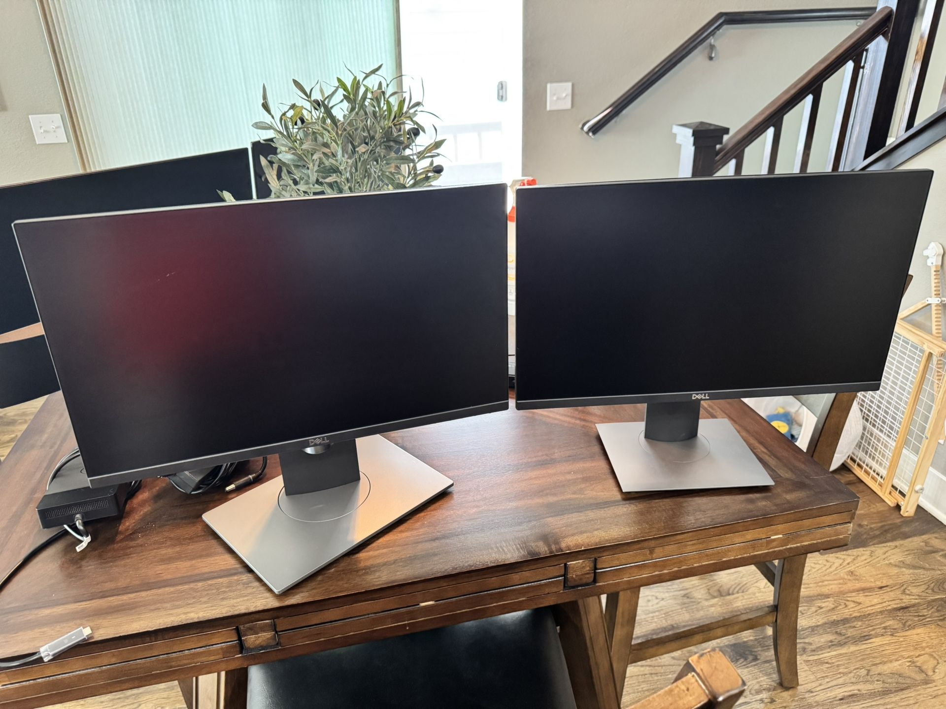 4 Monitors With 2 Dell docking stations