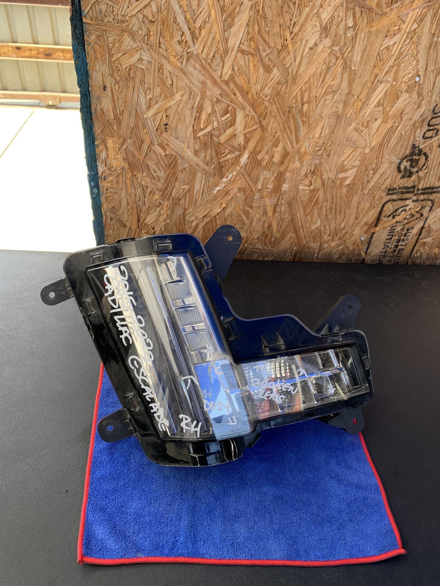 2015 2016 2017 2018 2019 2020 CADILLAC ESCALADE RIGHT SIDE FOG LIGHT (FOR PARTS ONLY) OEM USED