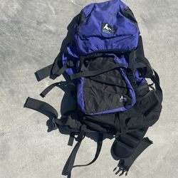 GREGORY HIKING CAMPING BACKPACK - INTERNAL FRAME - ADJUSTABLE STRAPS - SIZE SMALL