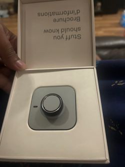 The Oura Ring 4 in Stealth is a premium smart ring designed for continuous health, sleep, and fitness tracking, featuring a dark, non-reflective matte