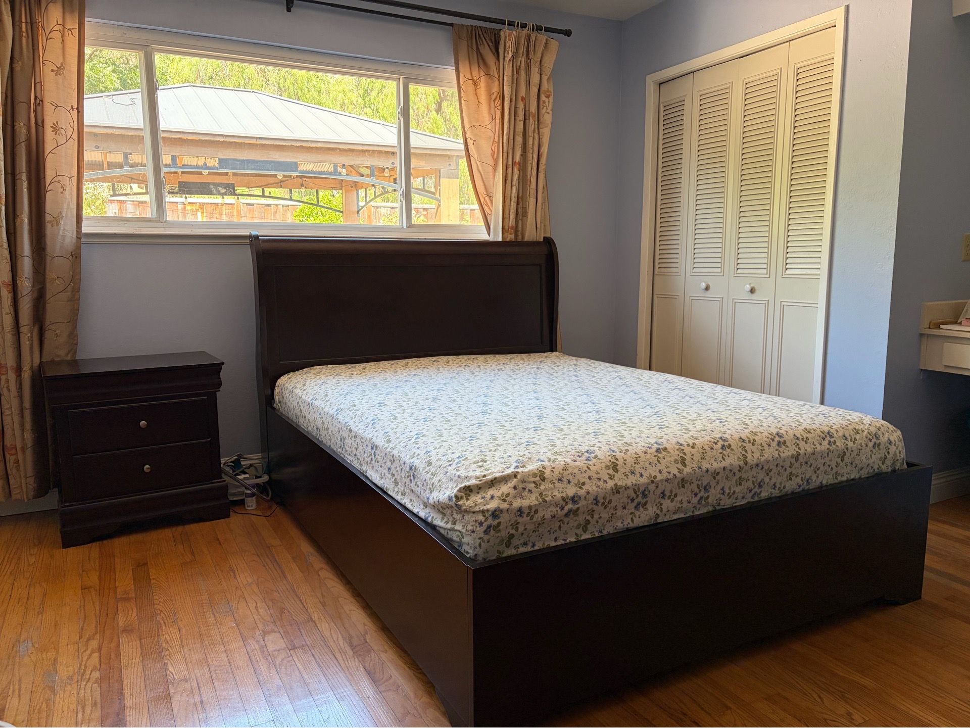 Queen bed with complete set