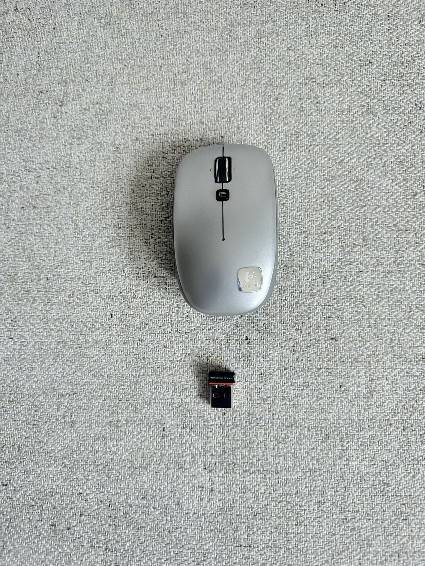 This bundle contains quite an assortment of bits: the V-550 mouse, plus a Plug-and-Forget Nano-receiver operating with Logitech’s 2.4 GHz wireless tec