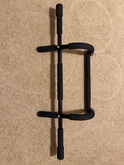 Doorway pull up bar
