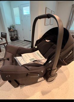 Brand NEW Nuna