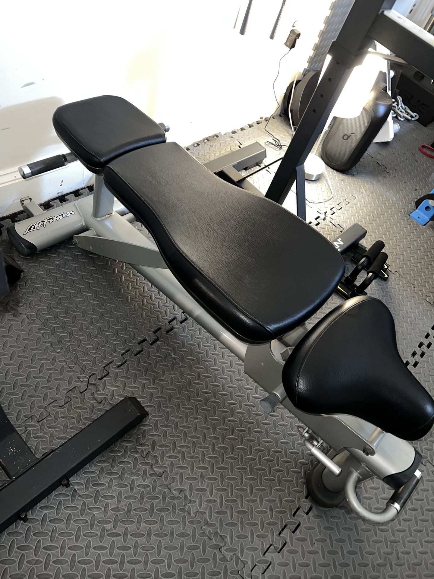 Life Fitness Adjustable Weight Bench