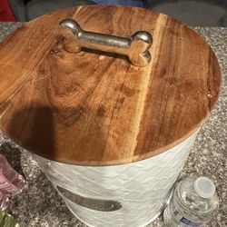 Good dog container .