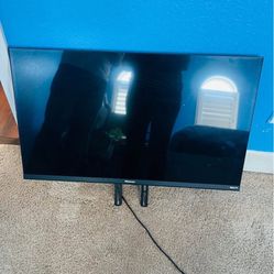 Barely Used 32 Inch Tv With Roku $50