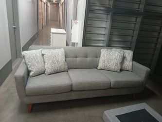 Beautiful Impecable Gray Sofa!!! Ready To sell
