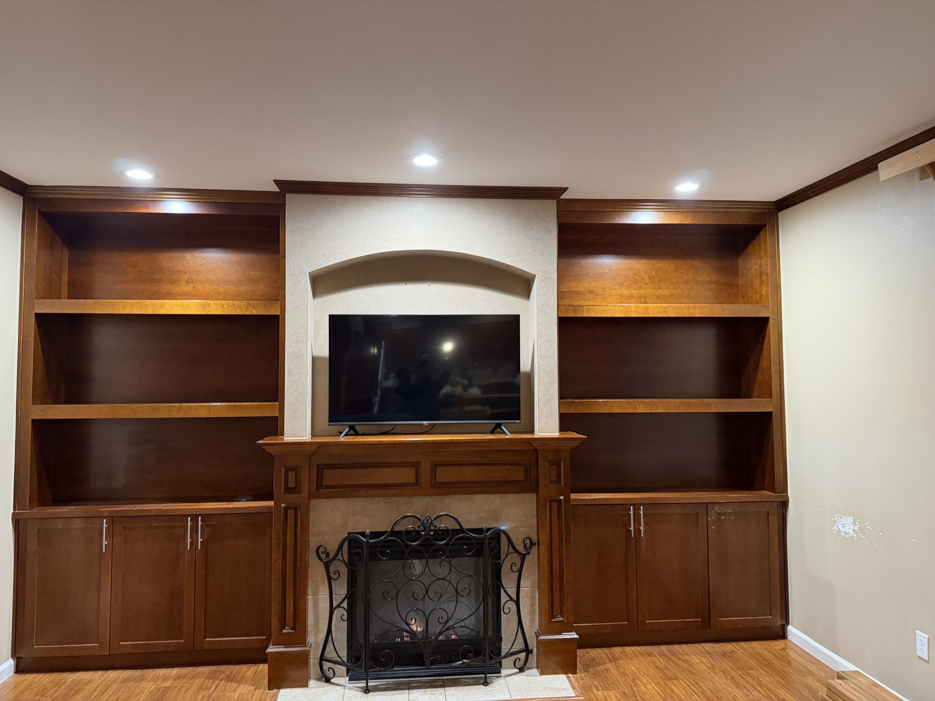 Entertainment Wall With Solid Wood Shelfs Cabinets