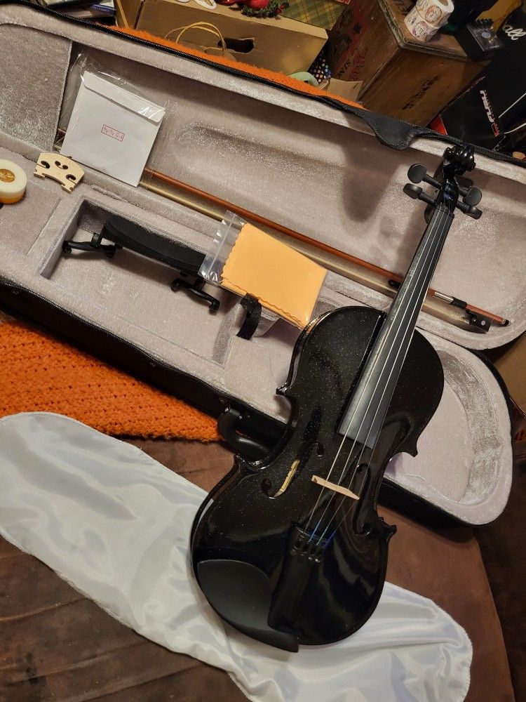 Brand New 4/4 Violin Metallic Black
bundle
4/4 violin
Hard Case
Bow
Ext stings
rosin
chin/shoulder