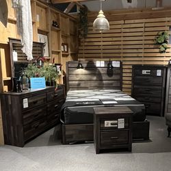 Queen Bed, Dresser, Mirror And Nightstand 