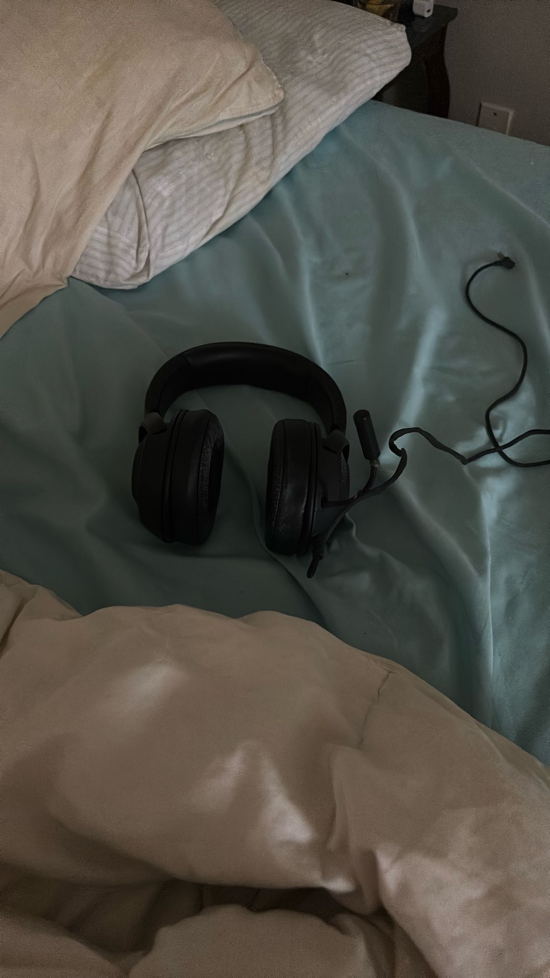 Razer Kraken V3 X gaming headset. Helpful information includes:  It is a wired USB gaming headset. It supports 7.1 surround sound on