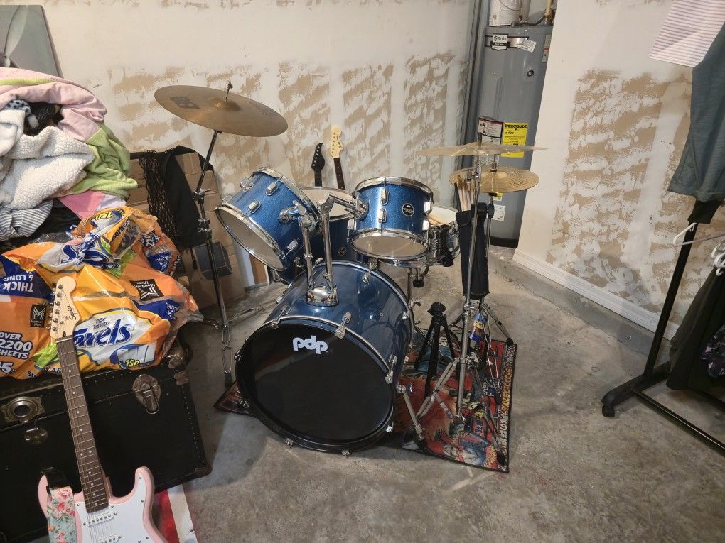 5 piece drumset PDP center stage sparkle blue drum kit