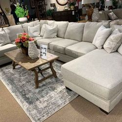 🎀Dellara 4-Piece Sectional with Chaise
Ashley Furniture$20 Down Payment and delivery available 