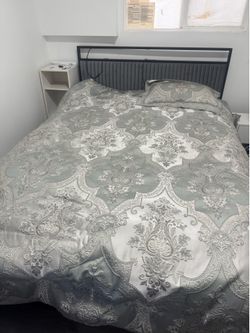 Cama tiene un mes apenas que se compró me boy de estado  el colchón incluido 300