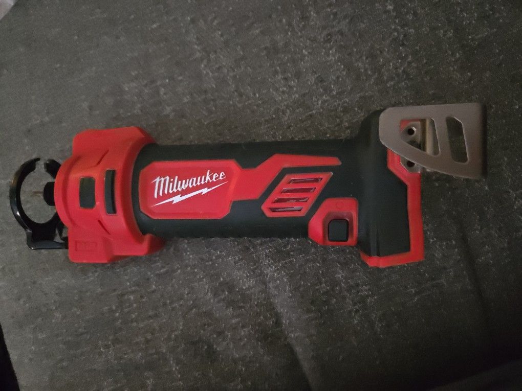 MILWAUKEE M18 CUT-OUT TOOL (TOOL ONLY) USED LAKE NEW 