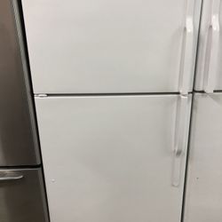 22 Cubic Foot Refrigerator With Ice Maker 